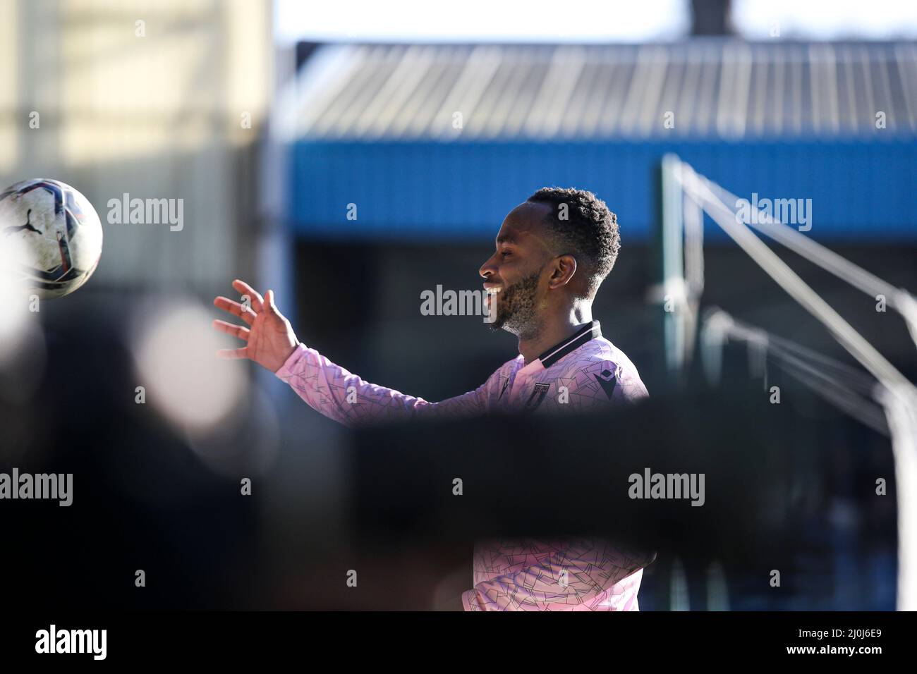 GILLINGHAM, ROYAUME-UNI. 19th MARS Saido Berahino tente de récupérer le ballon lors du match de la Sky Bet League 1 entre Gillingham et Sheffield mercredi au MEMS Priestfield Stadium, à Gillingham, le samedi 19th mars 2022. (Credit: Tom West | MI News) Credit: MI News & Sport /Alay Live News Banque D'Images