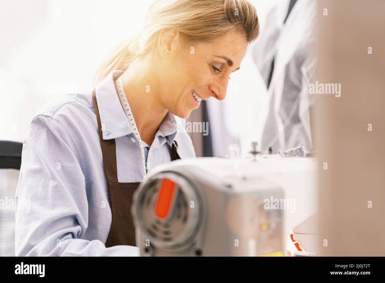 couture concentrée de couturière dans le studio d'atelier Banque D'Images