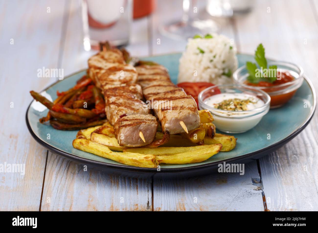 Brochettes grecques de souvlaki avec frites Banque D'Images