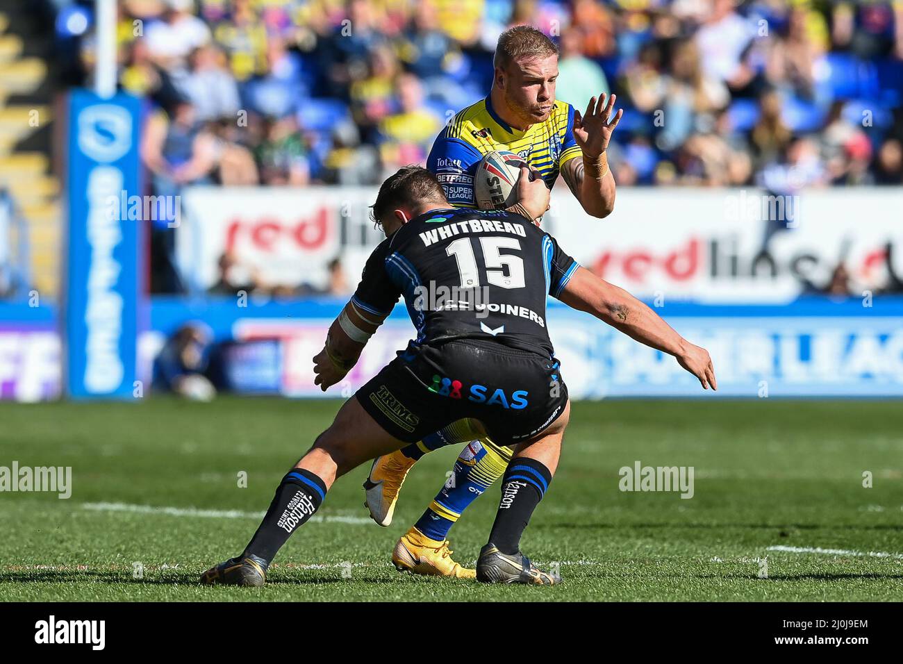 Oliver Holmes #12 de Warrington Wolves est attaqué par Jai Whitbread (15) de Wakefield Trinity Banque D'Images