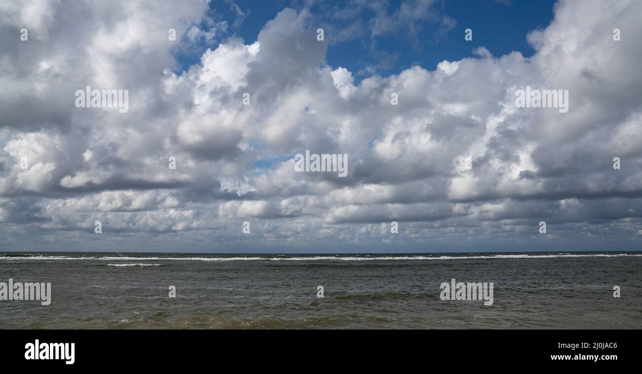 Vue sur la mer Baltique et la côte aux falaises de Panga sur l'île Saarema, dans le nord de l'Estonie Banque D'Images