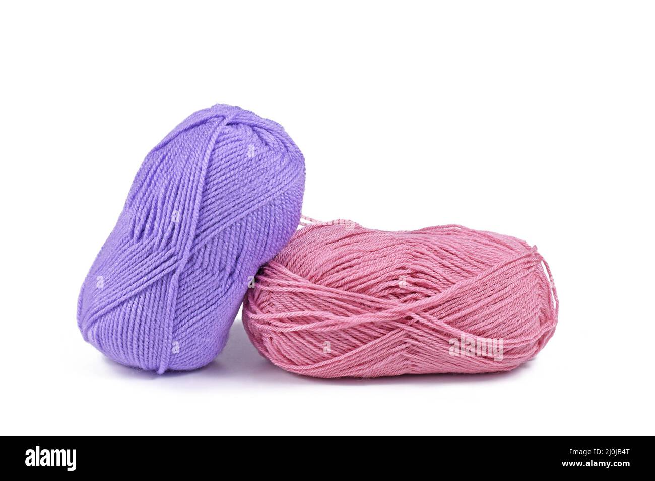 Boules de laine rose et violette sur fond blanc Banque D'Images