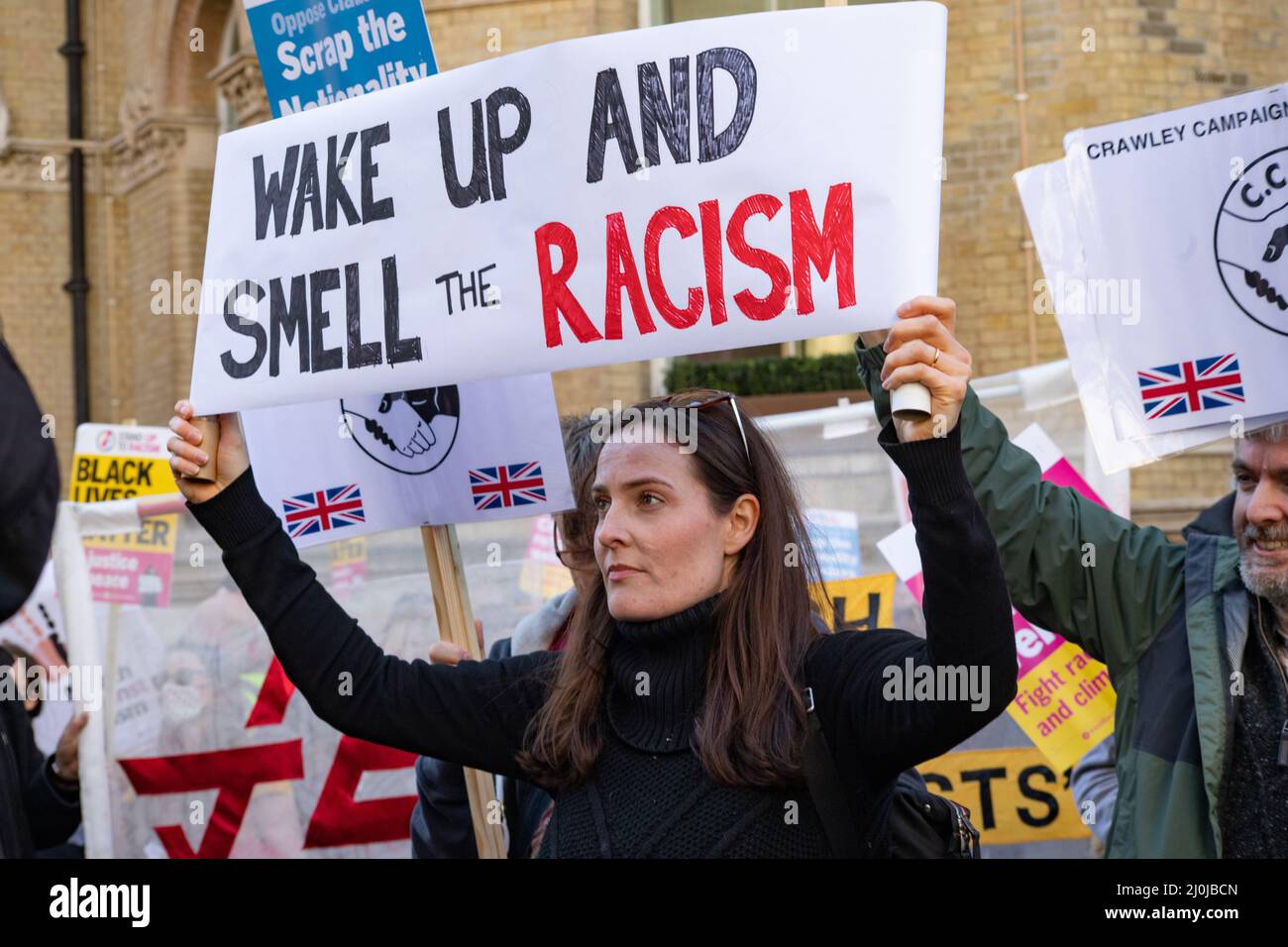 Londres, Angleterre, Royaume-Uni 19 mars 2022 des manifestants se réunissent à Portland place pour la marche des Nations Unies contre le racisme jusqu'à la place du Parlement, en opposition au projet de loi sur la police, la criminalité, la condamnation et les tribunaux, et au projet de loi sur l'immigration, et pour dire que les réfugiés sont les bienvenus Banque D'Images