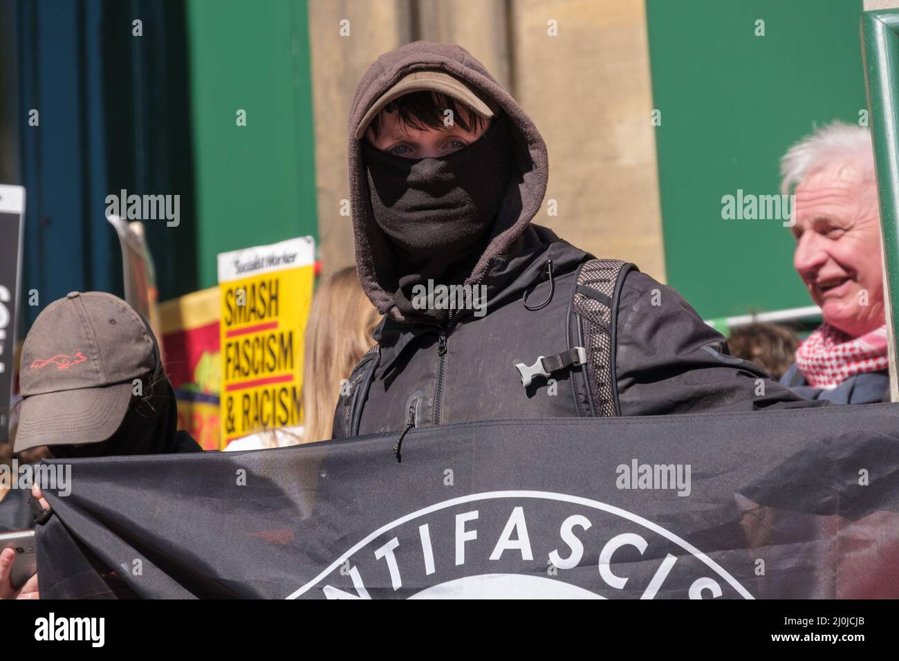 Londres, Royaume-Uni. 19th mars 2022. |Antifacsicists en noir. Plusieurs milliers de personnes, de la manifestation contre le racisme, des syndicalistes, des groupes religieux, des politiciens et d'autres campagnes, défilent de la BBC à un rassemblement sur la place du Parlement sous le slogan « le monde contre le racisme et le fascisme », dans le cadre d'une journée d'action avec Glasgow, Cardiff et des villes du monde entier. L'événement s'est opposé à l'offensive raciste des Tory contre le projet de loi sur la nationalité et les frontières, le projet de loi sur la police et le projet de loi sur l'enseignement supérieur avec ces projets de loi racistes qui attaquent les réfugiés et les migrants, les communautés tziganes roms et les gens du voyage, et a soutenu le #BlackLivesMatter Banque D'Images