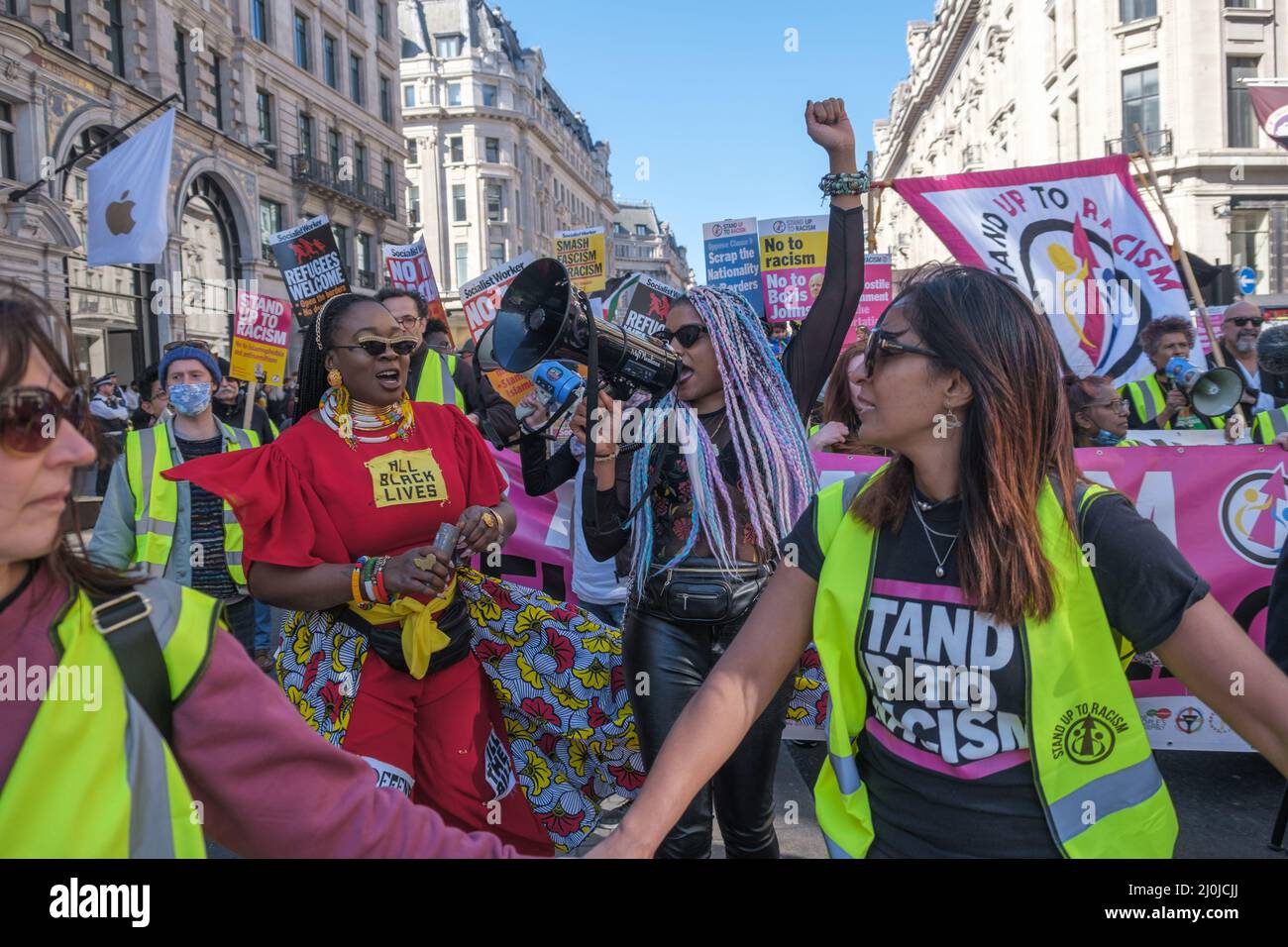 Londres, Royaume-Uni. 19th mars 2022. Deux activistes du BLM à l'avant de la marche qui ont été sous la direction des stewards. Plusieurs milliers de personnes, de la manifestation contre le racisme, des syndicalistes, des groupes religieux, des politiciens et d'autres campagnes, défilent de la BBC à un rassemblement sur la place du Parlement sous le slogan « le monde contre le racisme et le fascisme », dans le cadre d'une journée d'action avec Glasgow, Cardiff et des villes du monde entier. L'événement s'est opposé à l'offensive raciste des Tory contre le projet de loi sur la nationalité et les frontières, le projet de loi sur la police et le projet de loi sur l'enseignement supérieur avec ces projets de loi racistes qui s'attaquent aux réfugiés et aux migrants, aux tziganes roms et aux gens du voyage communautaires Banque D'Images