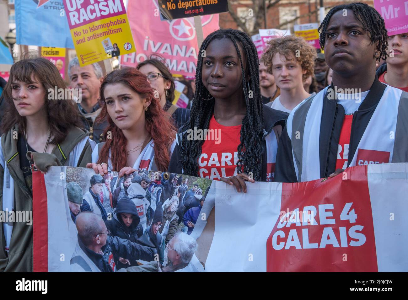 Londres, Royaume-Uni. 19th mars 2022. Care 4 bénévoles de Calais. Plusieurs milliers de personnes, de la manifestation contre le racisme, des syndicalistes, des groupes religieux, des politiciens et d'autres campagnes, défilent de la BBC à un rassemblement sur la place du Parlement sous le slogan « le monde contre le racisme et le fascisme », dans le cadre d'une journée d'action avec Glasgow, Cardiff et des villes du monde entier. L'événement s'est opposé à l'offensive raciste des Tory contre le projet de loi sur la nationalité et les frontières, le projet de loi sur la police et le projet de loi sur l'enseignement supérieur avec ces projets de loi racistes qui attaquent les réfugiés et les migrants, les communautés tziganes roms et les gens du voyage, et a soutenu le #BlackLivesMat Banque D'Images