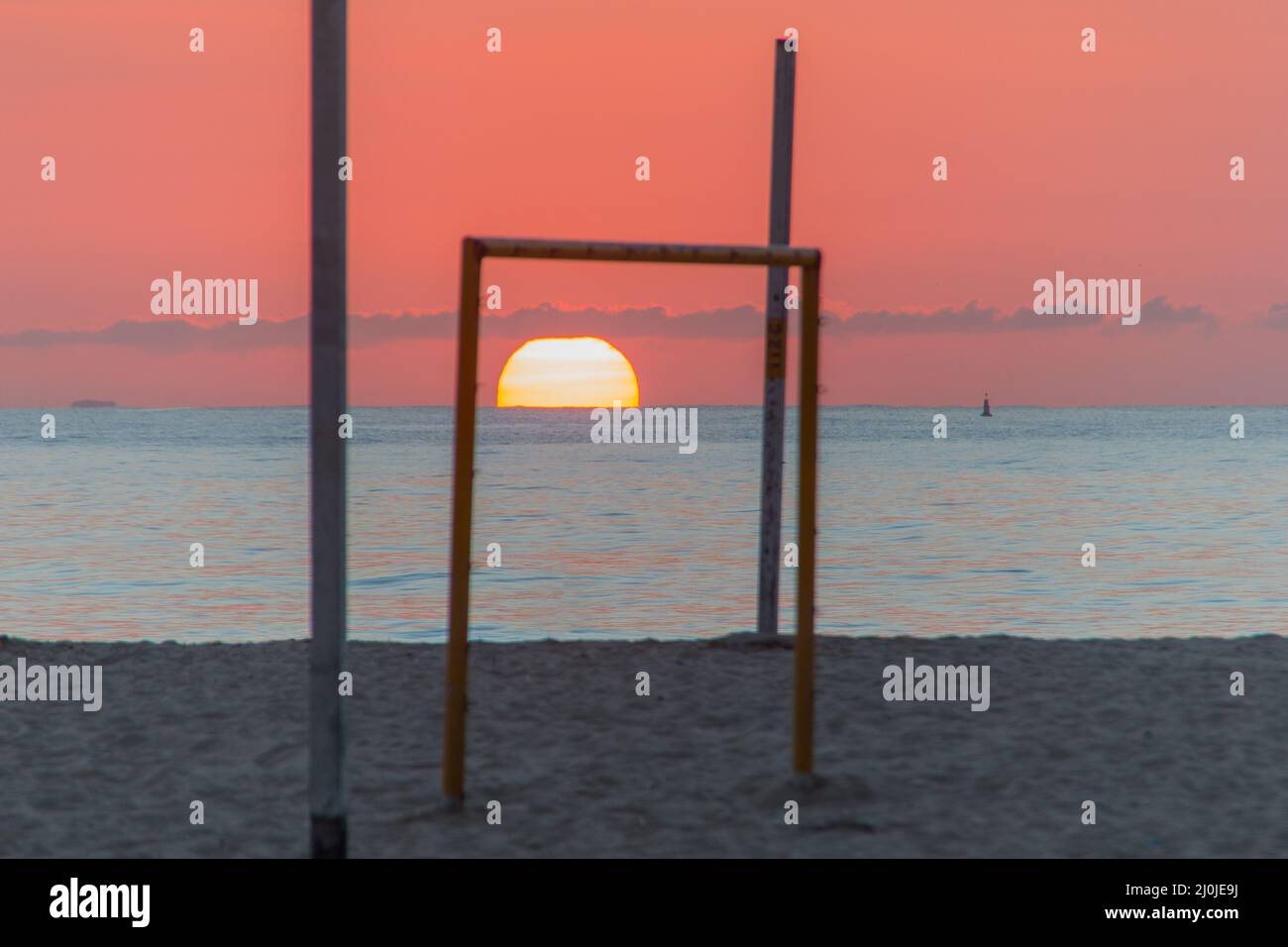 Lever du soleil sur la plage de Copacabana à Rio de Janeiro, au Brésil. Banque D'Images