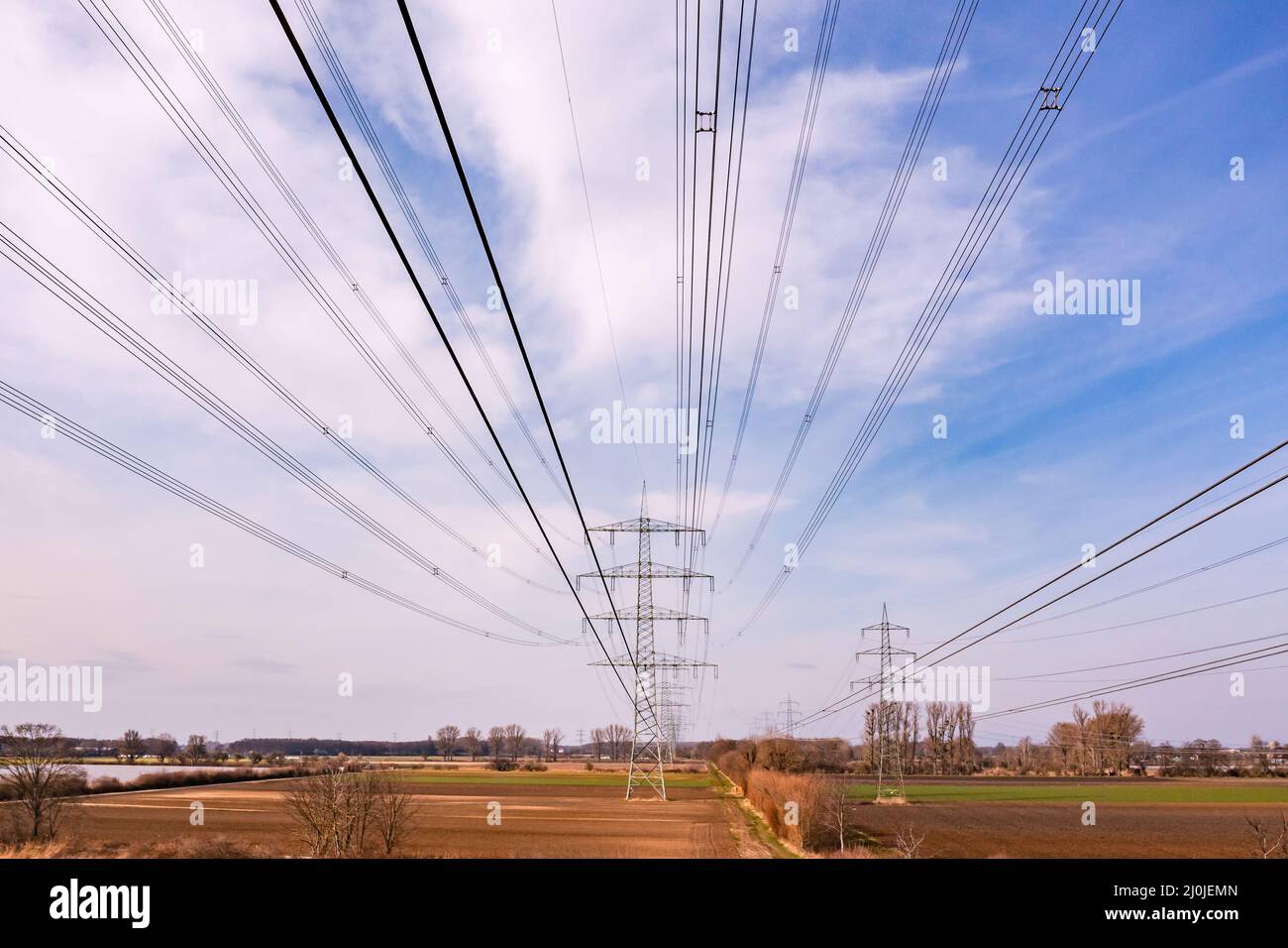 Images de drones de poteaux électriques juste en dessous des lignes électriques dans la zone rurale en Allemagne Banque D'Images