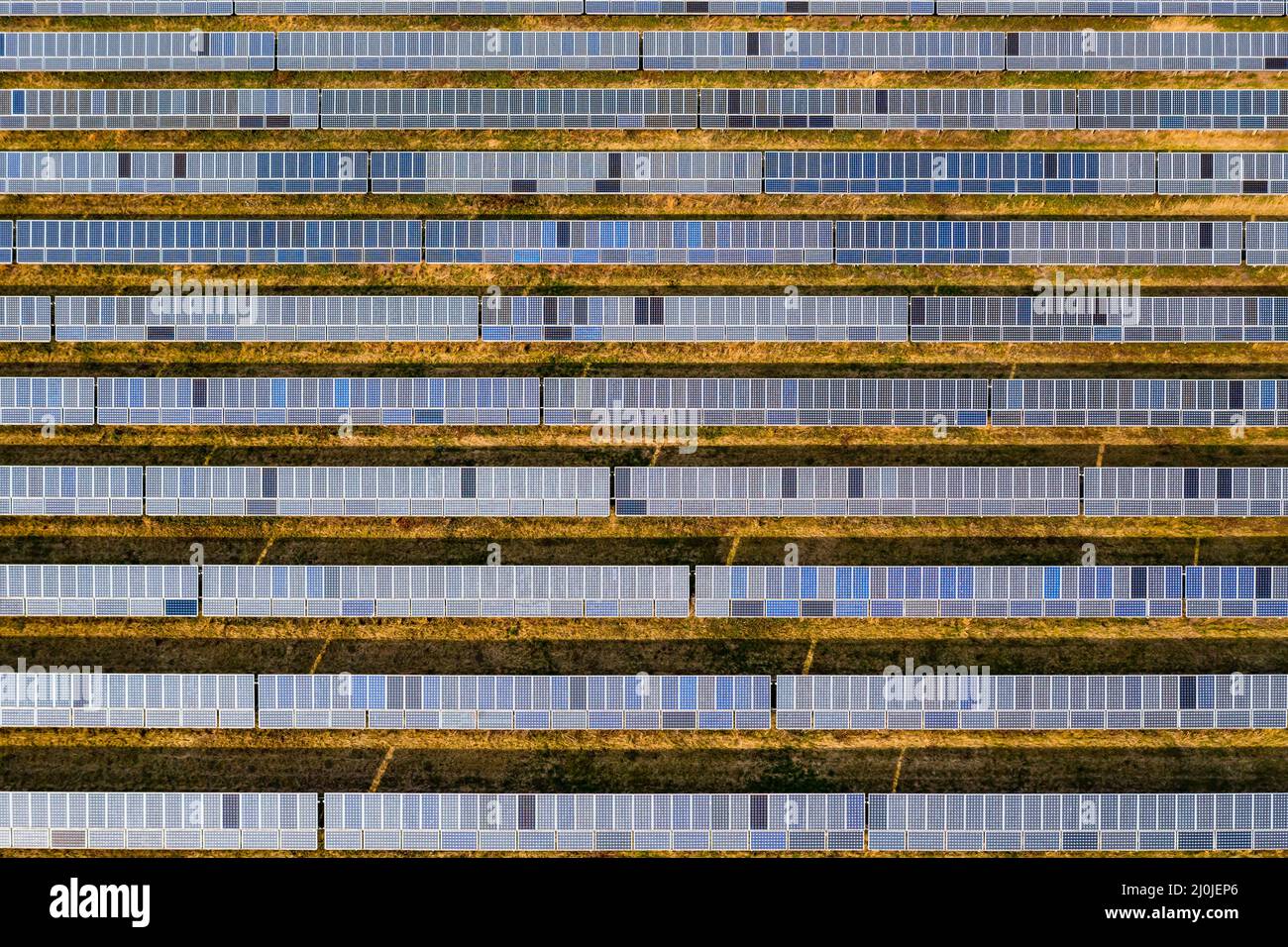 Image de drone d'un grand parc solaire avec panneaux solaires d'un système solaire au sol en Allemagne Banque D'Images