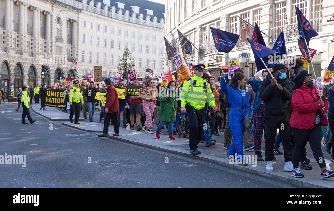 Manifestation contre le racisme dans les rues de Londres. Un grand groupe de manifestants qui descendent Regent Street. Londres - 19th mars 2022 Banque D'Images