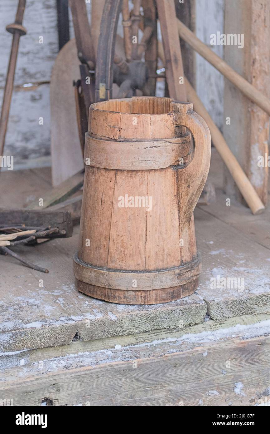 Vieux plats en bois. ustensiles de cuisine authentiques dans la maison d'un pauvre paysan dans le style rustique. Installation dans les musées de l'informatique traditionnelle des ménages ruraux Banque D'Images