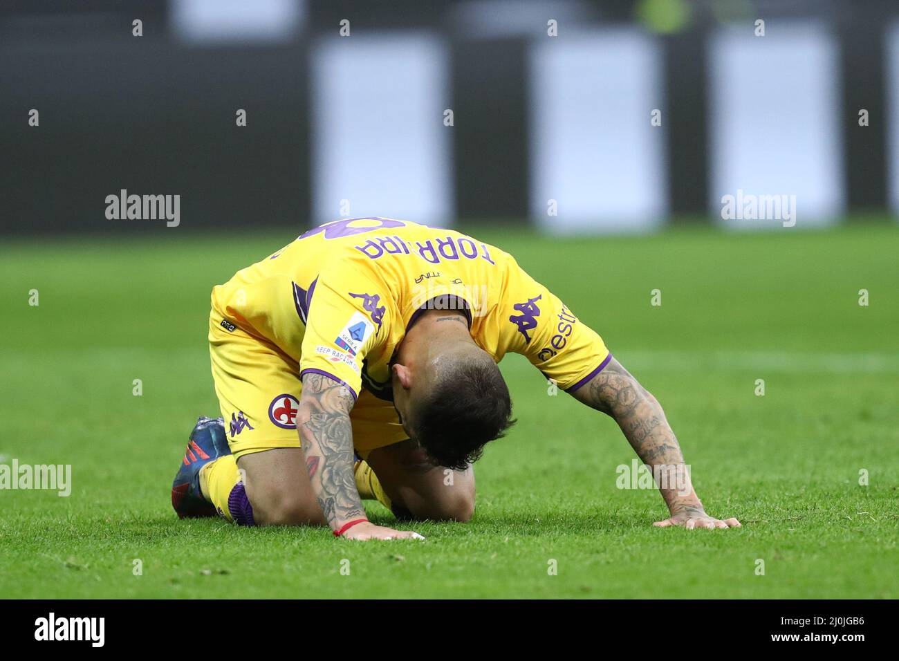 Lucas Torreira de l'AFC Fiorentina semble abattu pendant la série Un match entre le FC Internazionale et l'ACF Fiorentina au Stadio Giuseppe Meazza le 19 mars 2022 à Milan, en Italie. Banque D'Images