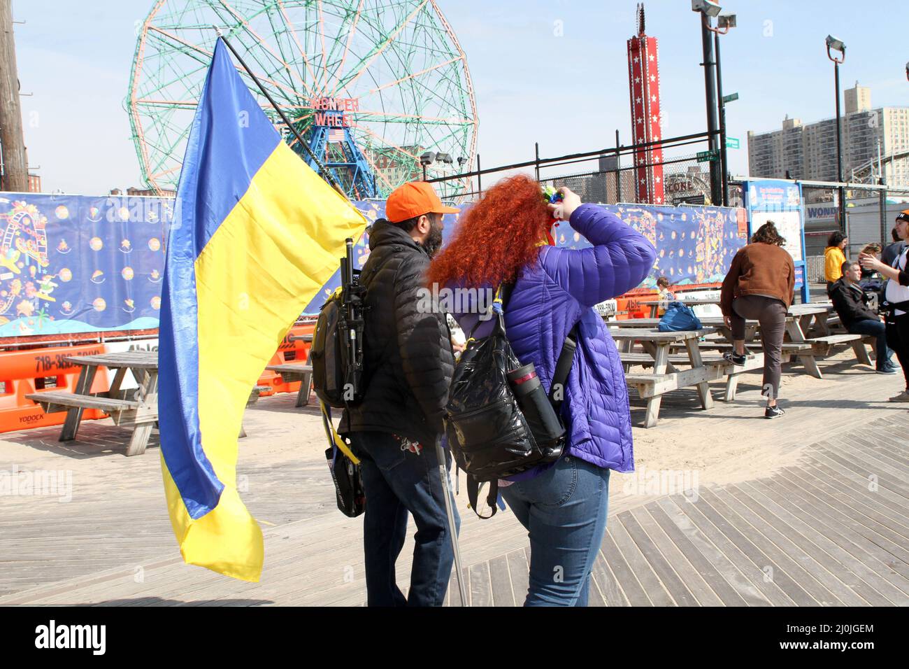 19 mars 2022, New York, New York, États-Unis : 19 mars 2022 New York, Coney Island. L'Ukraine s'en va ! /??? ???? ?? ?????? !. LGBTIQ russe - un groupe parlant Américains a parrainé une marche contre la Russie sur la promenade de l'île de Coney.'' nous allons marcher en solidarité avec l'Ukraine. Nous allons montrer notre position sur la question en tant que diaspora ukrainienne et russophones à New York. Aujourd'hui, nous sommes tous des Ukrainiens. Gloire à l'Ukraine! (Image de crédit : © Bruce Cotler/ZUMA Press Wire) Banque D'Images