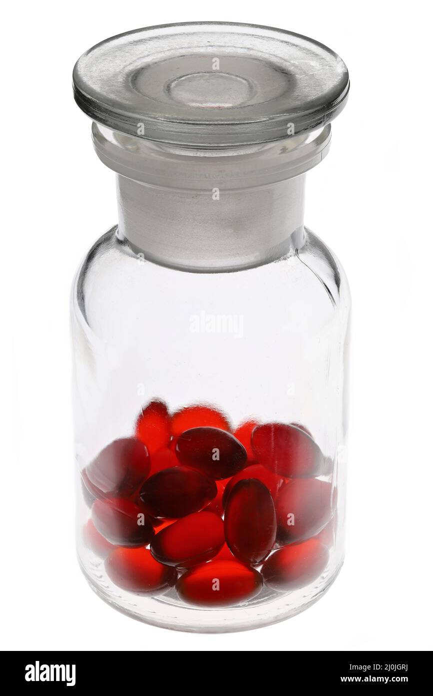 capsules d'huile de krill dans un flacon en verre de pharmacie isolé sur fond blanc Banque D'Images