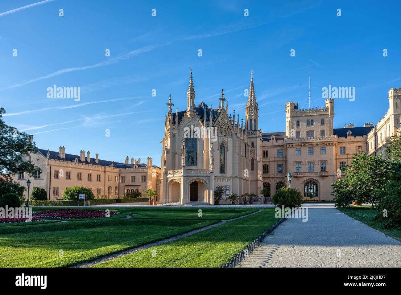 Château de Lednice avec de beaux jardins et parcs le jour d'été ...