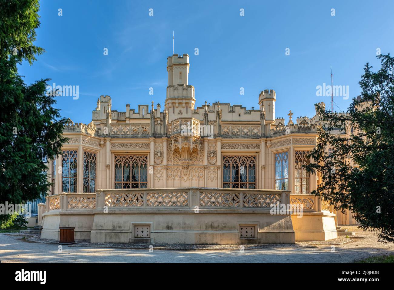 Château de Lednice avec de beaux jardins et parcs le jour d'été ...