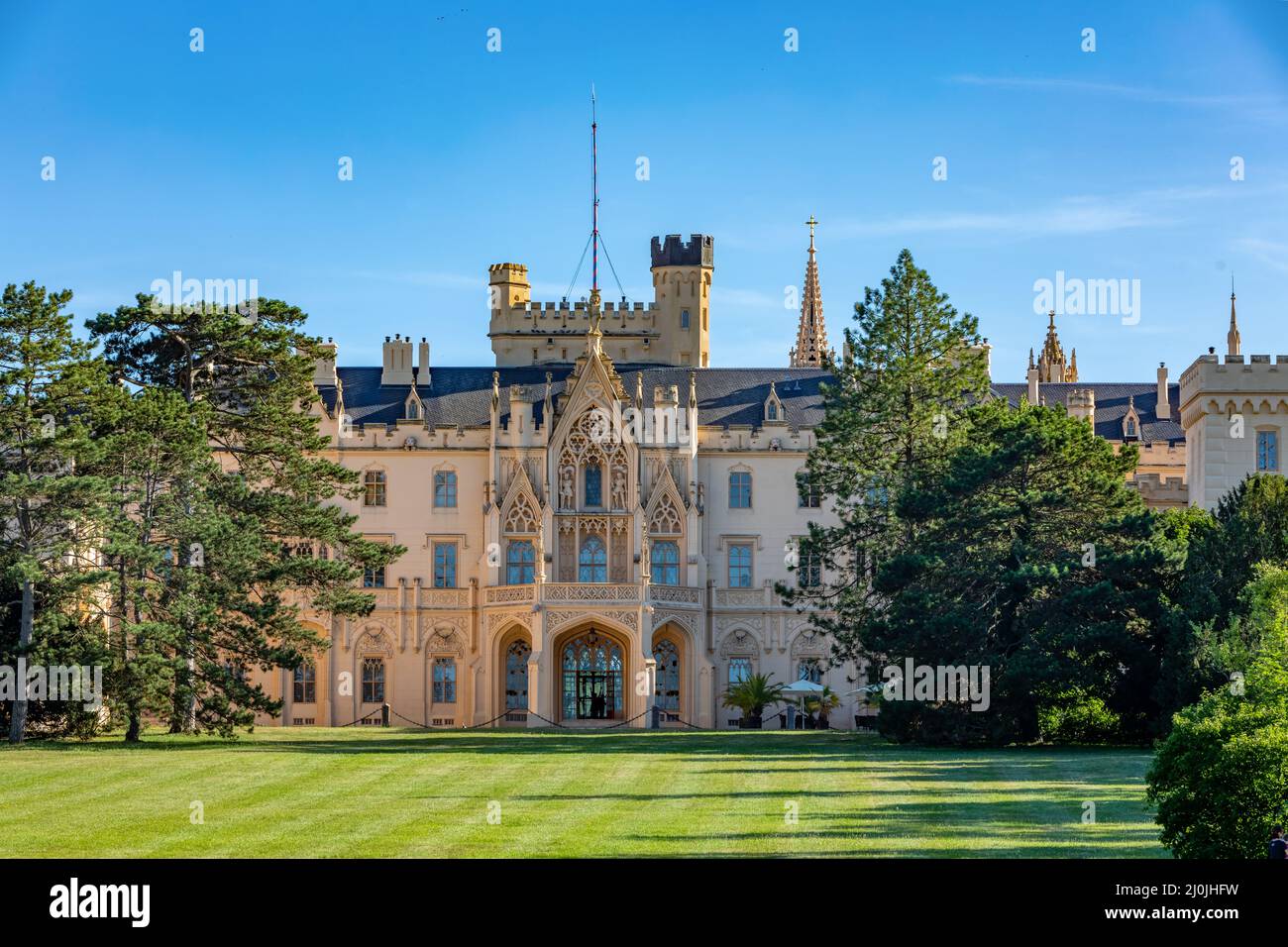 Château de Lednice avec de beaux jardins et parcs le jour d'été ensoleillé Banque D'Images