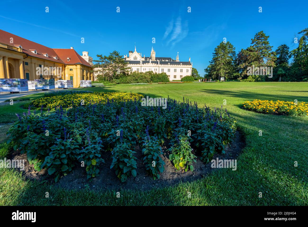 Château de Lednice avec de beaux jardins et parcs le jour d'été ...