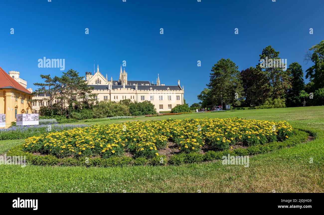 Château de Lednice avec de beaux jardins et parcs le jour d'été ...