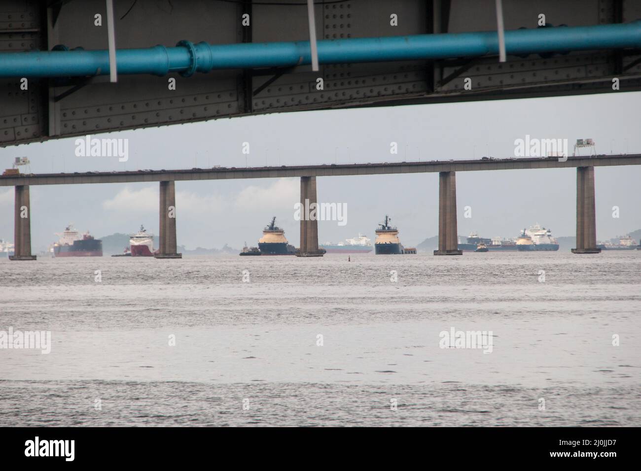 Baie de Guanabara et pont Rio Niteroi à Rio de Janeiro, Brésil. Banque D'Images