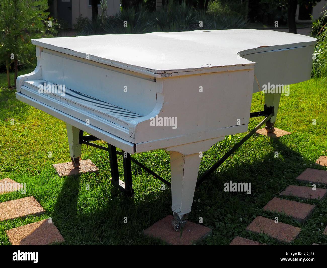 Piano en bois blanc Banque de photographies et d'images à haute résolution  - Alamy