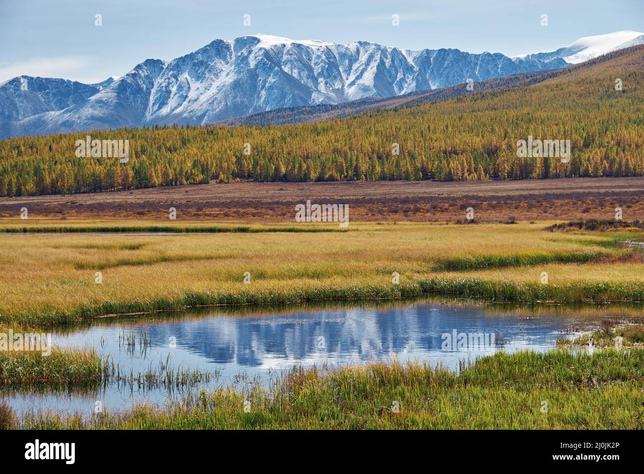 Vue sur le lac Altai Dzhanguskol et le plateau de montagne Eshtykel. Nord de la crête de Chui. Russie. Banque D'Images