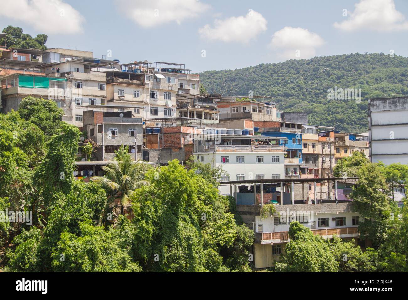 Colline bleue favela dans le quartier de flamengo à Rio de Janeiro, Brésil. Banque D'Images