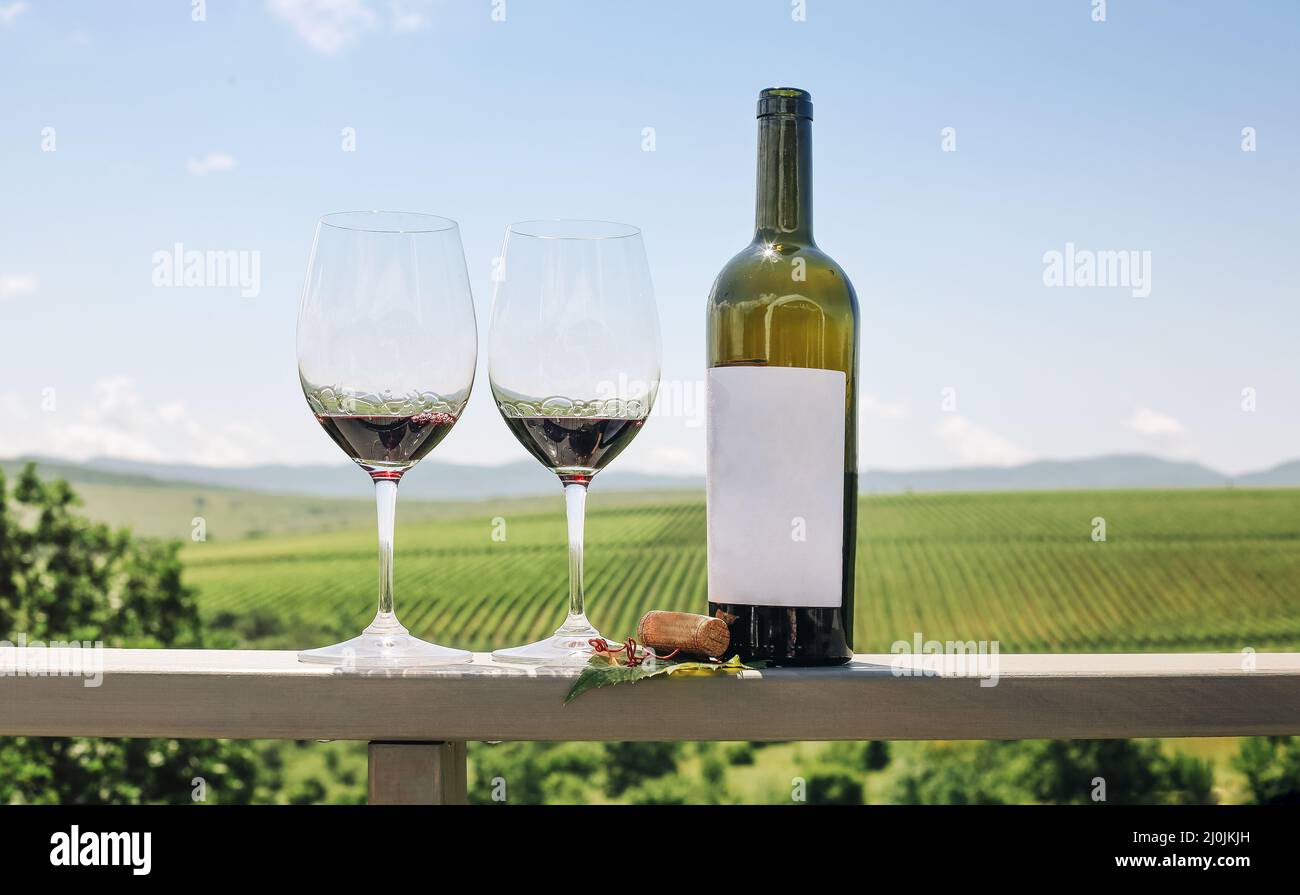 Bouteille de vin rouge, vigne, verres et liège Banque D'Images