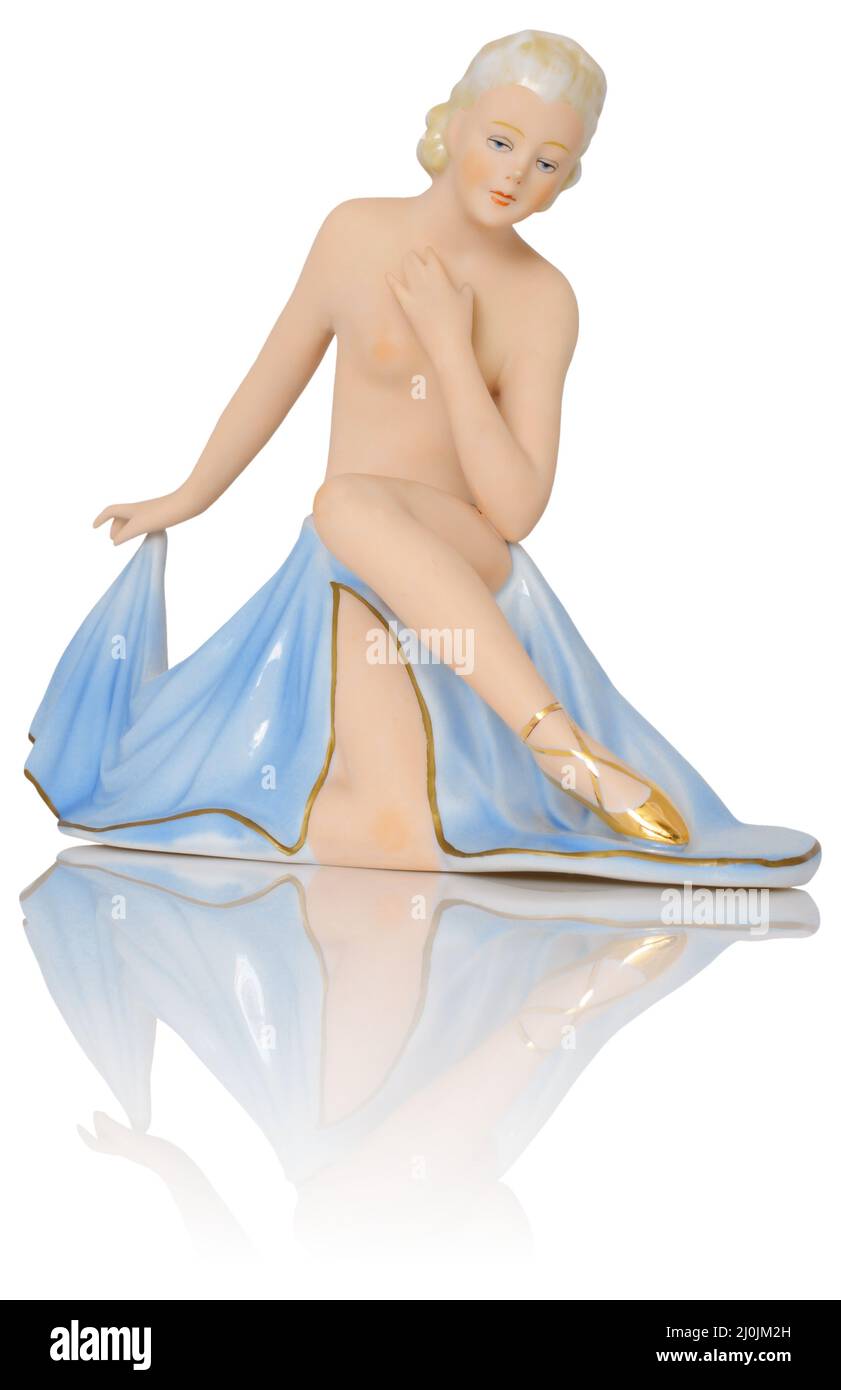 Figurine en porcelaine isolée : femme assise dans une robe bleue Banque D'Images