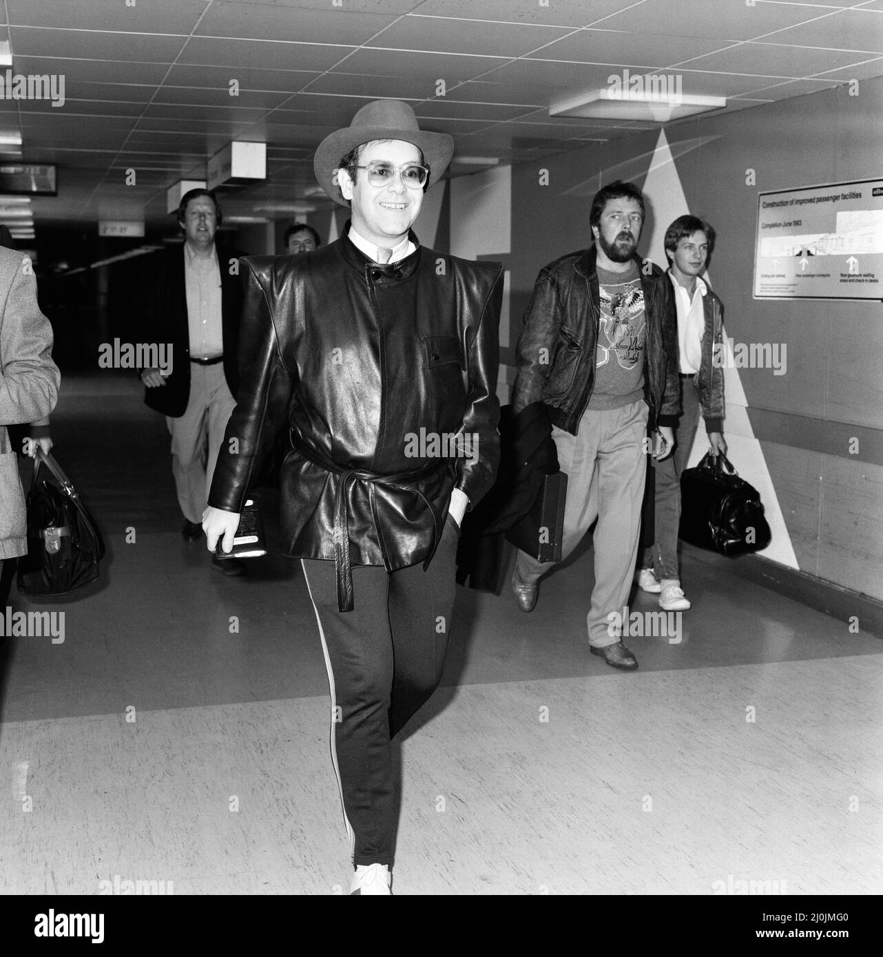 Elton John arrivant à l'aéroport de Heathrow de Copenhague. 7th mai 1982. Banque D'Images