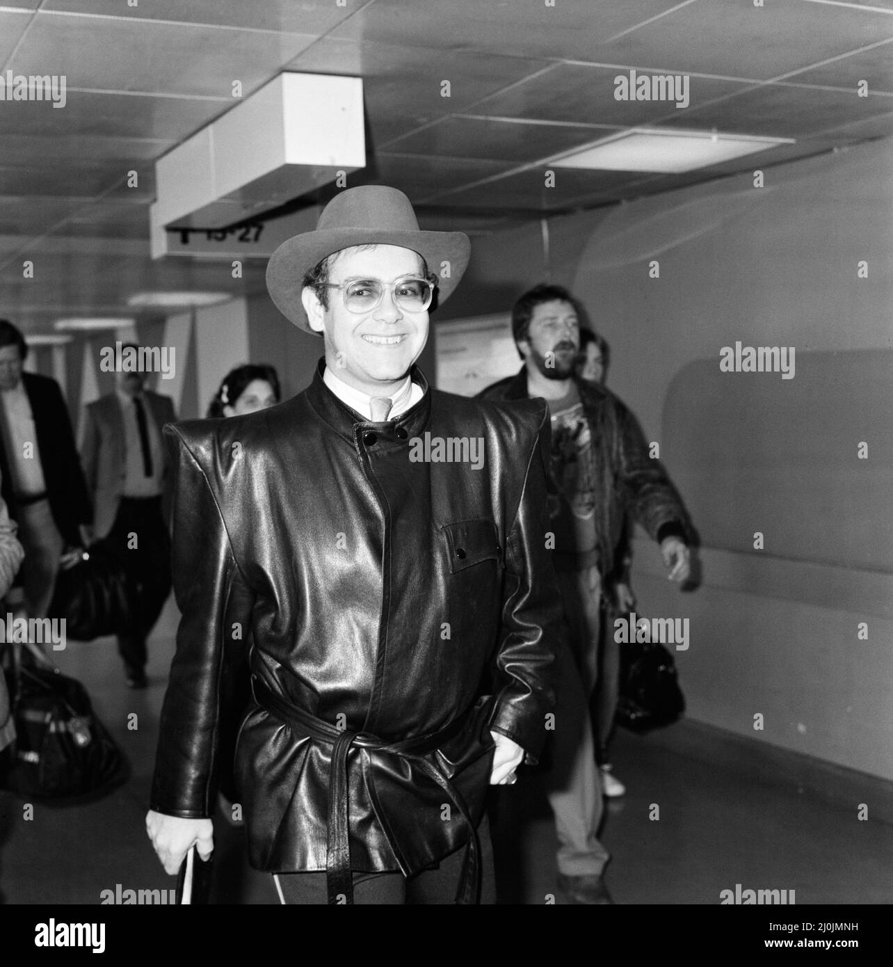 Elton John arrivant à l'aéroport de Heathrow de Copenhague. 7th mai 1982. Banque D'Images