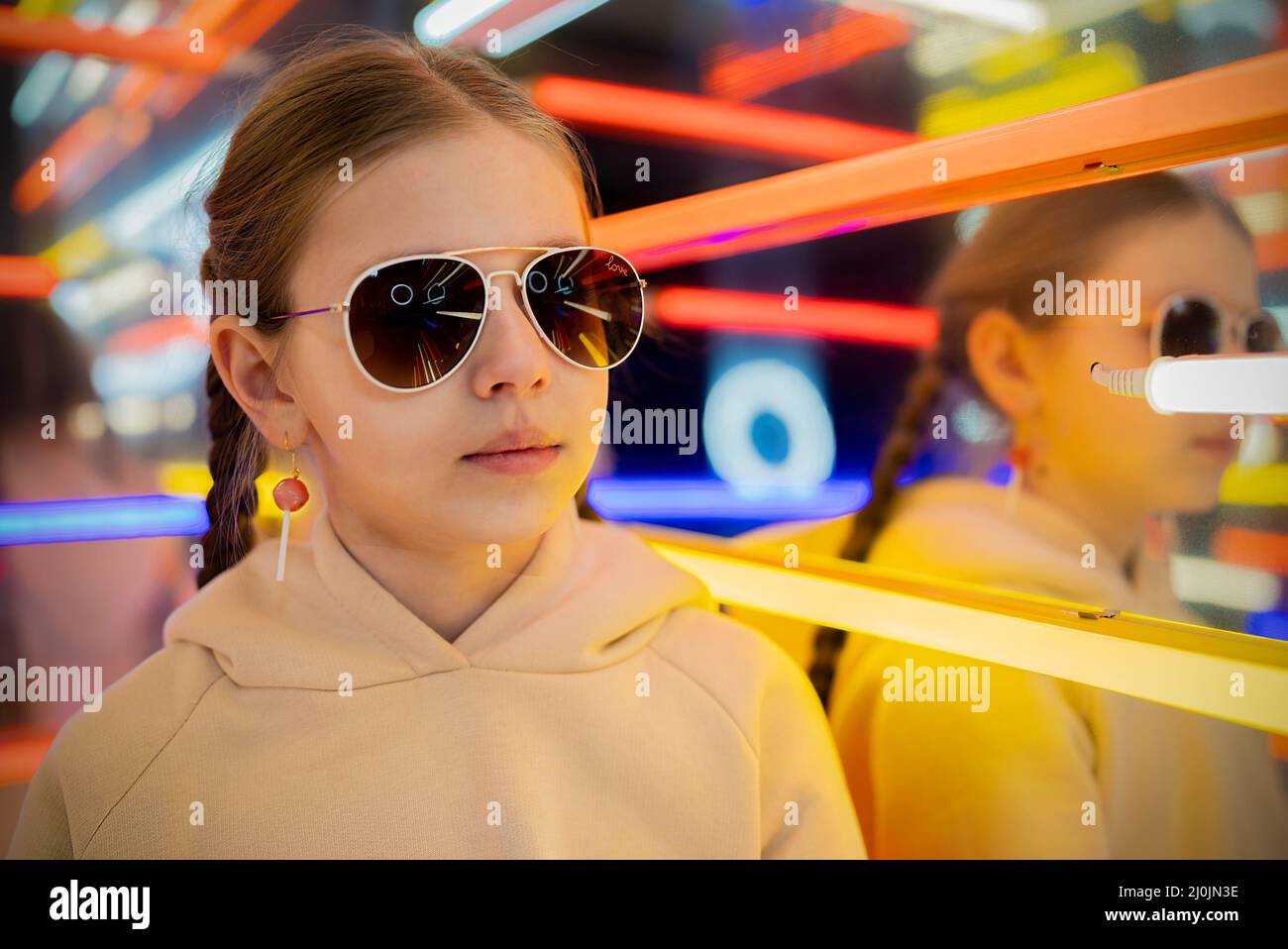 portrait d'une jeune fille élégante dans une pièce au néon. Banque D'Images