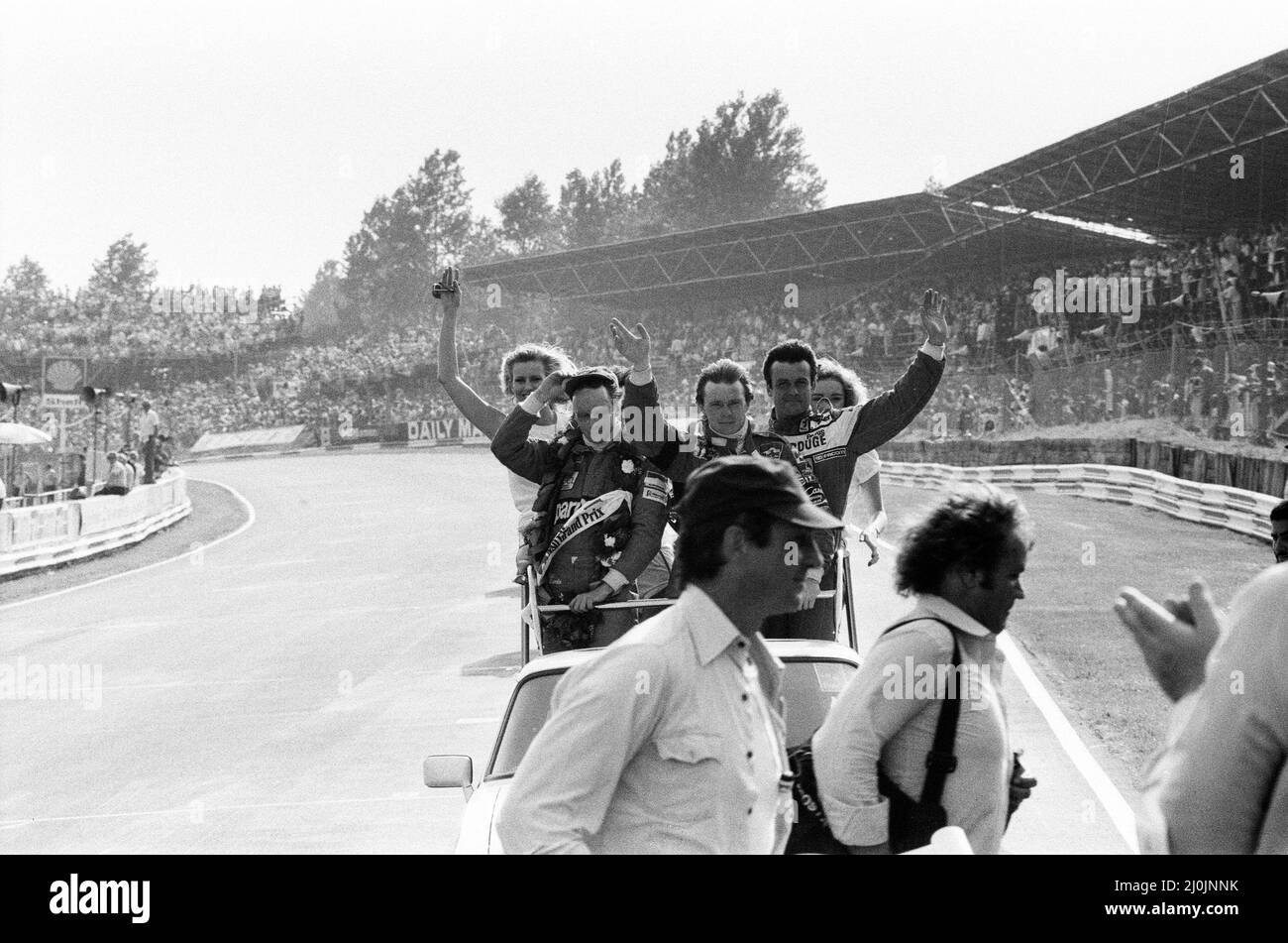 Niki Lauda, à la tête d'une Marlboro-McLaren, remporte le Grand Prix britannique à Brands Hatch. Lauda, championne du monde en 1975 et 1977, se place en troisième place dans le championnat des pilotes, derrière Pironi et Watson. Didier Pironi est arrivé deuxième chez Brands et Patrick Tambay troisième. Photo : victoire de Niki Lauda (à gauche), gagnant Didier Pironi et troisième place de Patrick Tambay. 18th juillet 1982. Banque D'Images