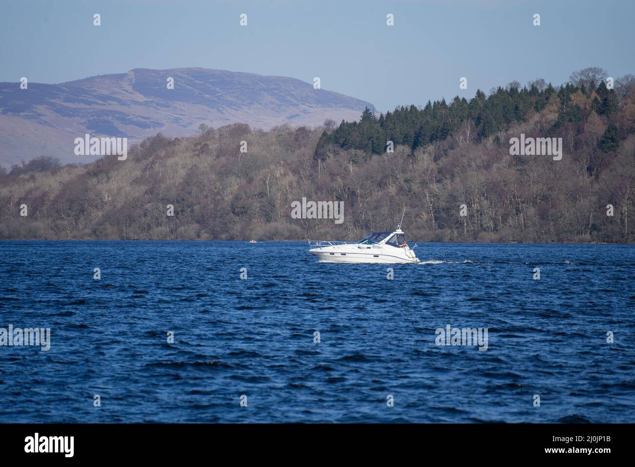 météo au royaume-uni: Duck Bay, Écosse , 19th mars 2020, le printemps est dans l'air à la baie de canard aujourd'hui que les gens se rassemblent pour profiter du soleil, ont des barbecues, jet ski et le soleil se baigner Banque D'Images