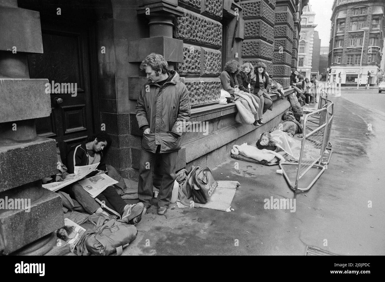 Scènes à l'extérieur de Old Bailey pendant le procès de Peter Sutcliffe, Yorkshire Ripper. Sur la photo, dormir jusqu'à l'aube - la file d'attente pour la galerie publique pour le deuxième jour du procès. Londres, Angleterre. 6th mai 1981. Banque D'Images