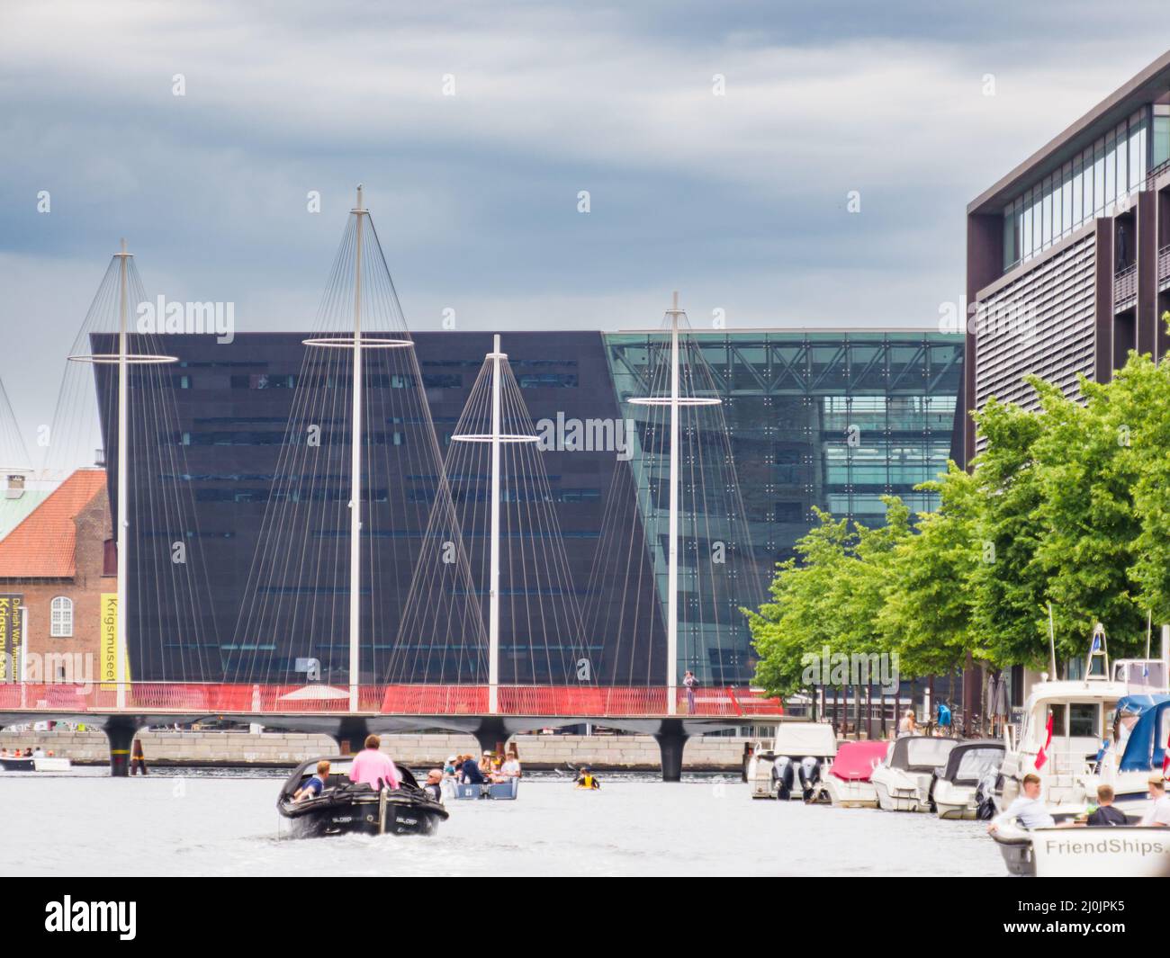 Copenhague, Danemark - juillet 2021 : la Bibliothèque royale - le bâtiment Black Diamond - et le pont piétonnier à cinq cercles. Vue depuis le niveau du canal. Euro Banque D'Images