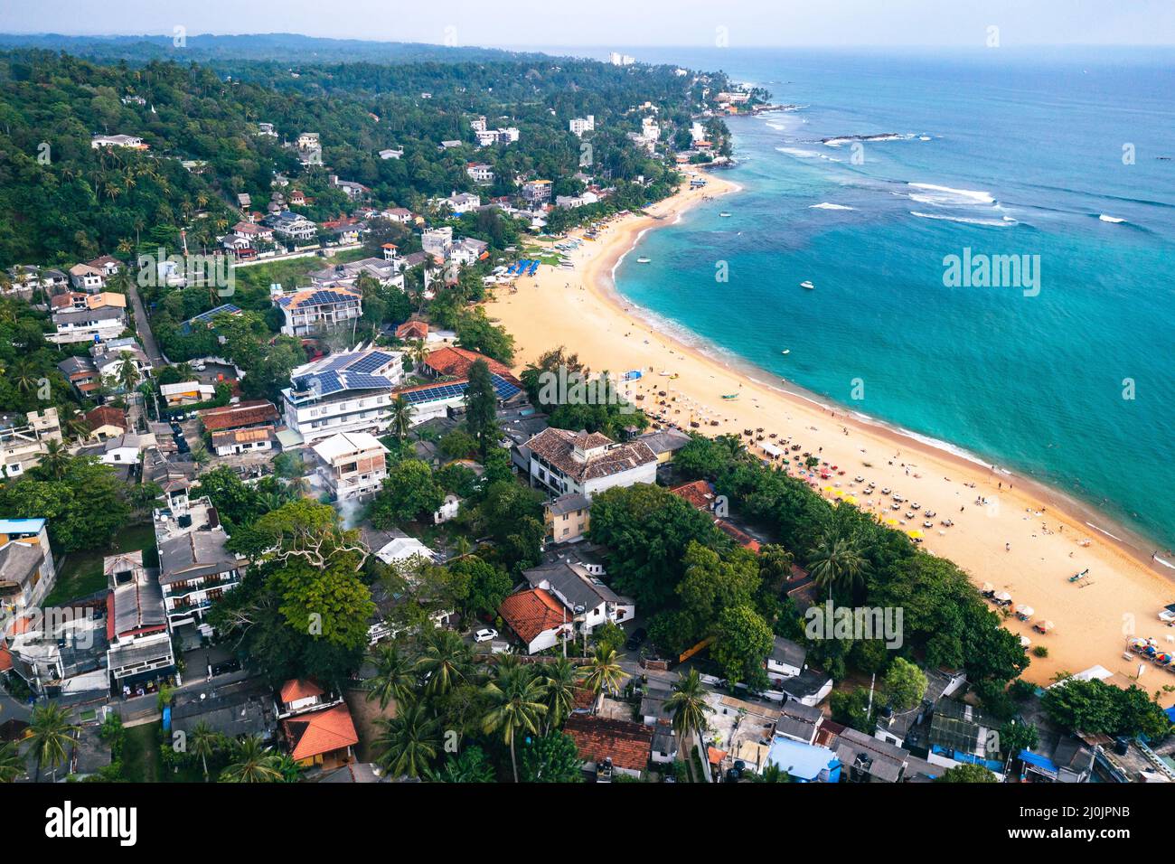 Vue aérienne. Vue de la plage à Unawatuna, Sri Lanka. Banque D'Images