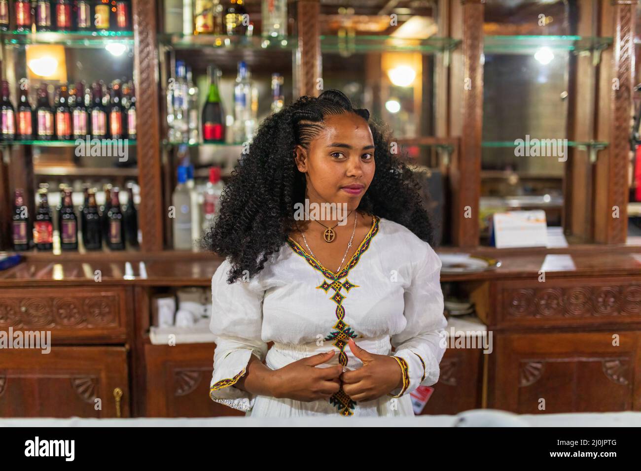 Belle femme de barmaid avec la coiffure traditionnelle, Mekelle, Tigray Éthiopie Banque D'Images