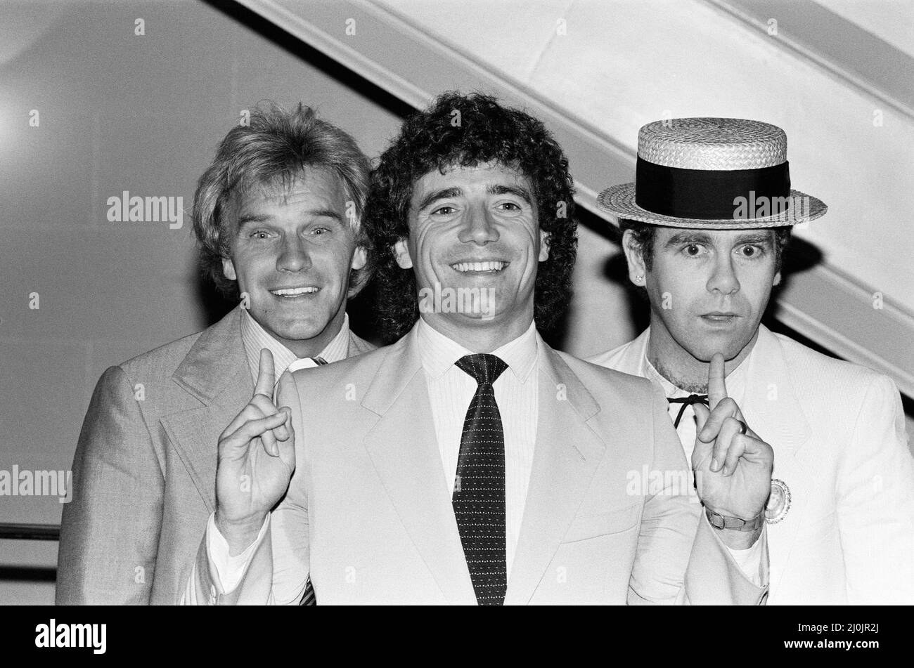Kevin Keegan en photo avec Freddie Starr et Elton John. Kevin Keegan a reçu son prix Golden Shoe du magazine Adidas-Shoot pour avoir obtenu la plupart des buts de la première division la saison dernière. 25th août. 1982. Banque D'Images