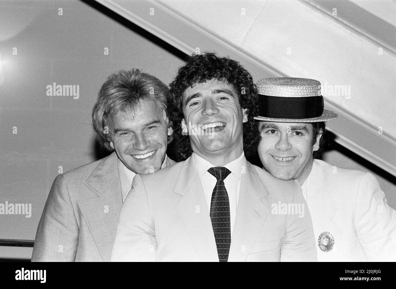 Kevin Keegan en photo avec Freddie Starr et Elton John. Kevin Keegan a reçu son prix Golden Shoe du magazine Adidas-Shoot pour avoir obtenu la plupart des buts de la première division la saison dernière. 25th août. 1982. Banque D'Images
