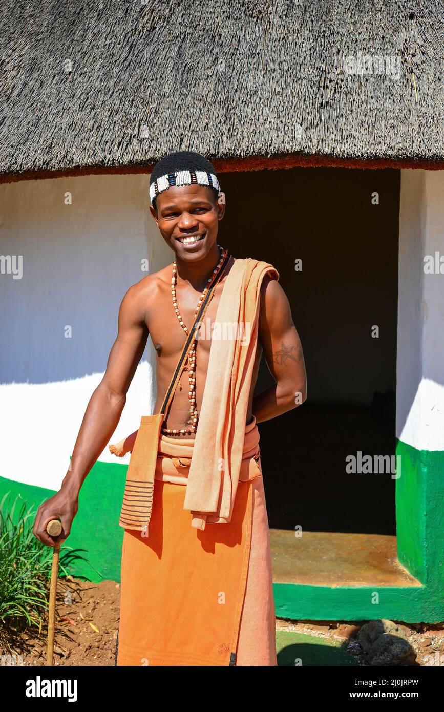 Membre de la tribu Xhosa, Motseng Village culturel, Sun City Resort, Pilanesberg, Province du Nord Ouest de la République d Afrique du Sud Banque D'Images
