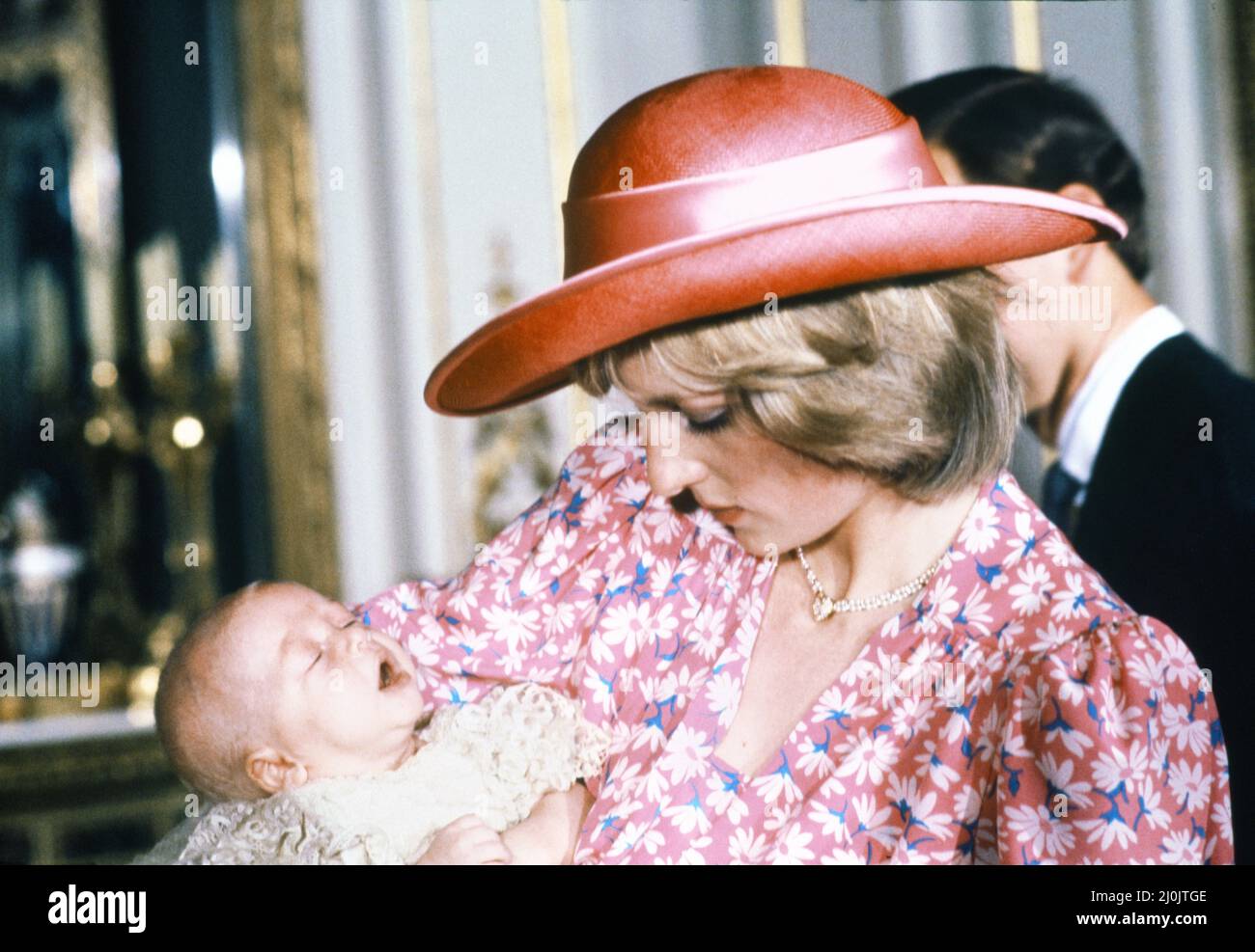 La princesse Diana, surveillée par le prince Charles, son mari, tient son fils le prince William dans ses bras dans la salle de dessin blanche du palais de Buckingham à la suite d'une cérémonie privée de baptême dans la salle de musique. Le prince a été baptisé dans la robe traditionnelle de la dentelle d'honneur. 4th août 1982. Banque D'Images