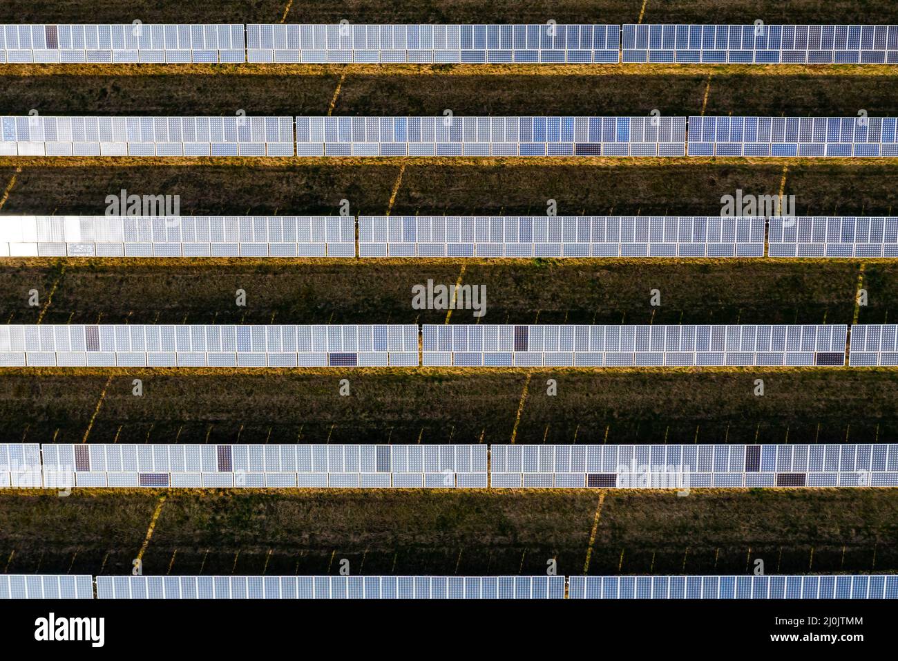 Gros plan des modules d'un système photovoltaïque sur un parc solaire en Allemagne du point de vue d'un drone Banque D'Images
