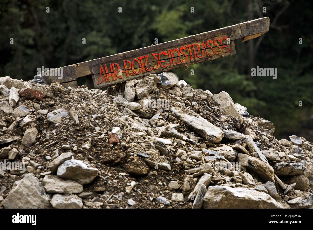 Le panneau routier Ahr-Redwine dépasse d'une montagne en ruines, catastrophe d'inondation 2021, vallée d'Ahr, Allemagne Banque D'Images