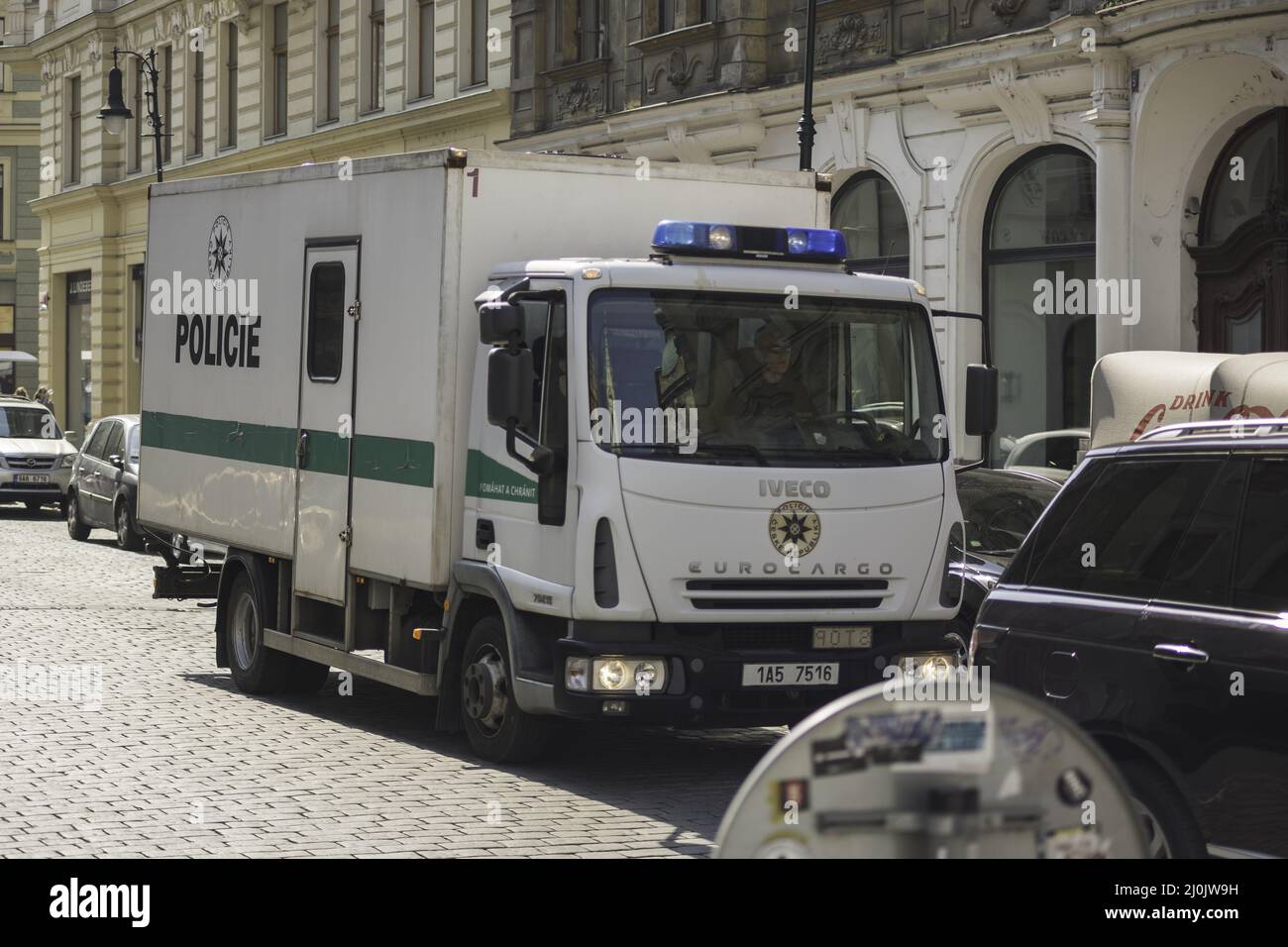 Camion blanc Iveco Eurocargo de police. Prague Banque D'Images