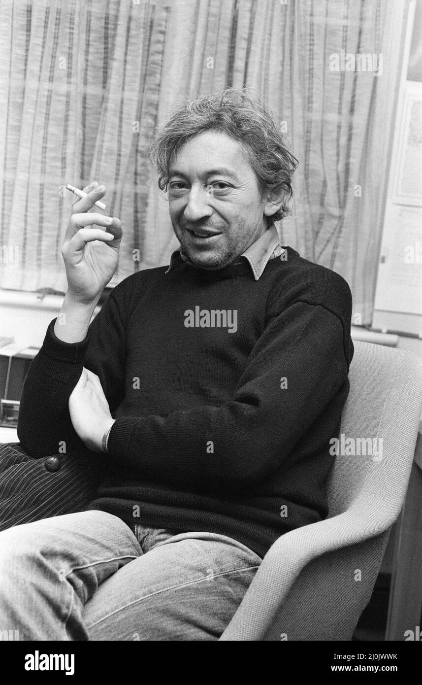 Serge Gainsbourg, au Royaume-Uni pour lancer la version anglaise de son premier roman, Yevgenii Sokolov : A parabolique Tale, photographié aux bureaux de Londres de ses éditeurs, Virgin Books, vendredi 14th novembre 1980. Banque D'Images