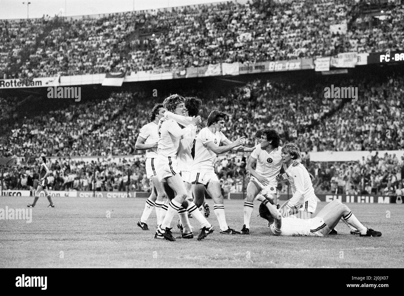 La finale de la coupe d'Europe 1982 a été jouée le 26 mai 1982. Aston Villa, championne d'anglais, a battu les vainqueurs de la ligue ouest-allemande Bayern Munich 1-0 à de Kuip à Rotterdam, pays-Bas pour remporter la coupe d'Europe pour la première fois et jusqu'à présent seulement.26th mai 1982 (photo) les joueurs de Villa célèbrent le but de Peter Wite. Banque D'Images