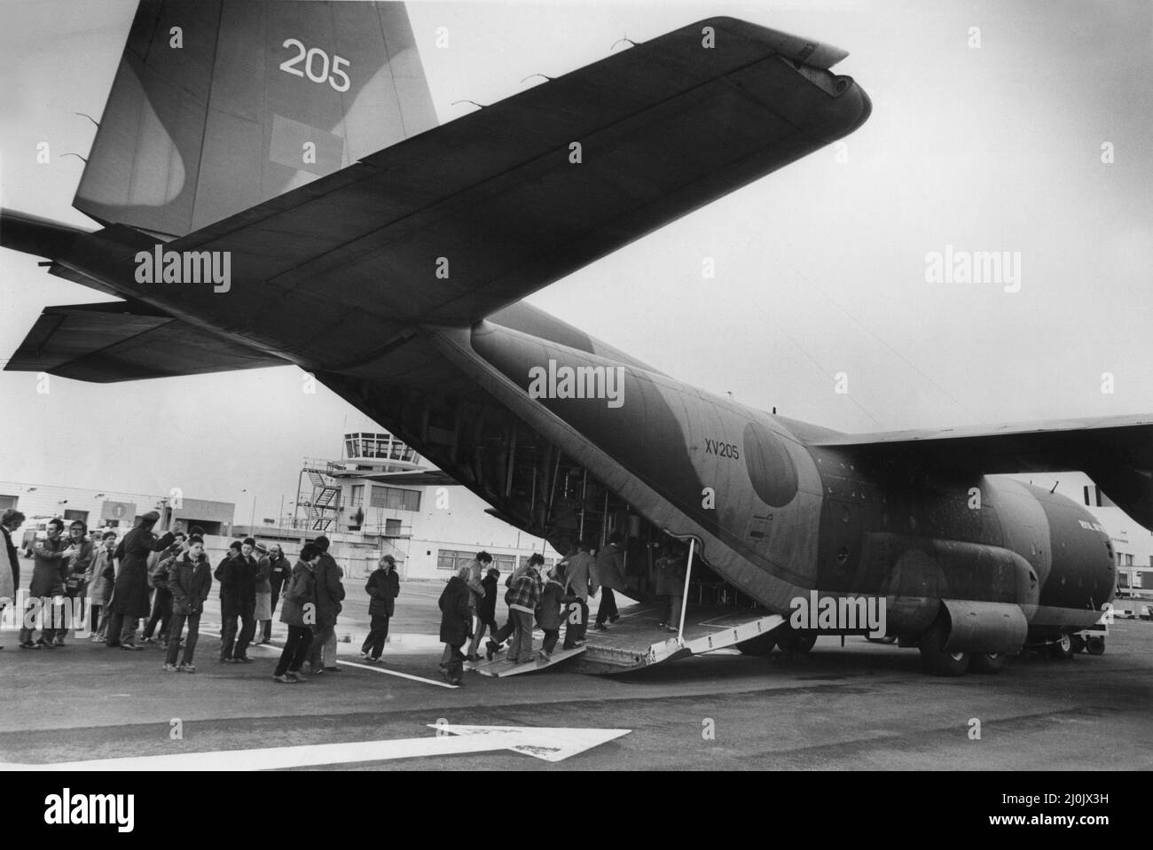 Un équipage de la RAF Lyneham dans le Wiltshire, a entendu parler de l'intérêt qu'ils portent à l'école St Aiden de Newcastle. Dans le cadre d'un vol d'entraînement de routine, ils ont donc pris l'avion pour l'aéroport de Newcastle afin de permettre aux enfants de voir leur avion d'entraînement en parachute Lockheed C-130 Hercules spécialement adapté. 11th mars 1982 Banque D'Images