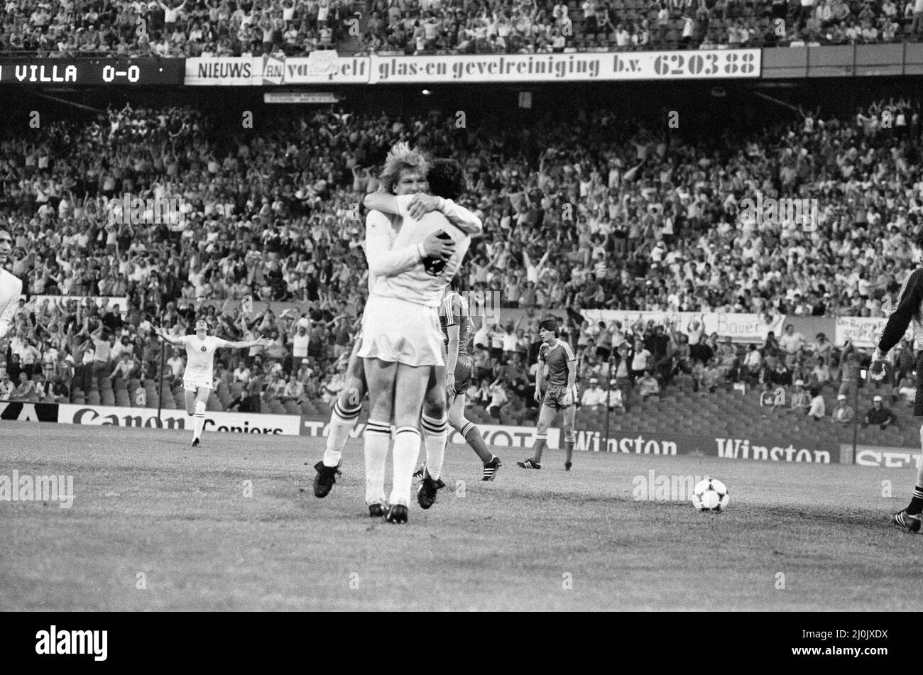 La finale de la coupe d'Europe 1982 a été jouée le 26 mai 1982. Aston Villa, championne d'anglais, a battu les vainqueurs de la ligue ouest-allemande Bayern Munich 1-0 à de Kuip à Rotterdam, pays-Bas pour remporter la coupe d'Europe pour la première fois et jusqu'à présent seulement.26th mai 1982 (photo) les joueurs de Villa célèbrent le but de Peter Wite. Banque D'Images