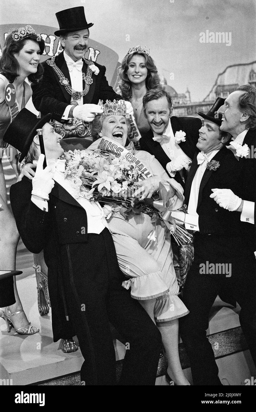 Peggy Mount participe à un concours de beauté de baignade dans « The End of the End of the Pier Show », actuellement filmé dans les studios de télévision du Sud de Southampton, Hampshire. 23rd juillet 1980. Banque D'Images